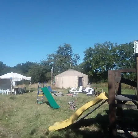 Tentes Bohemes Dans Un Ecolieu Avec Piscine Hors-sol Peault