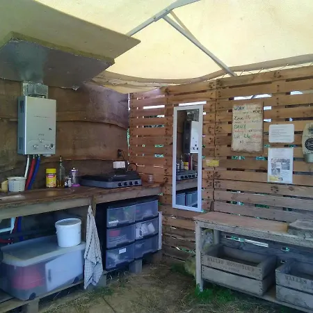 Tentes Bohemes Dans Un Ecolieu Avec Piscine Hors-sol