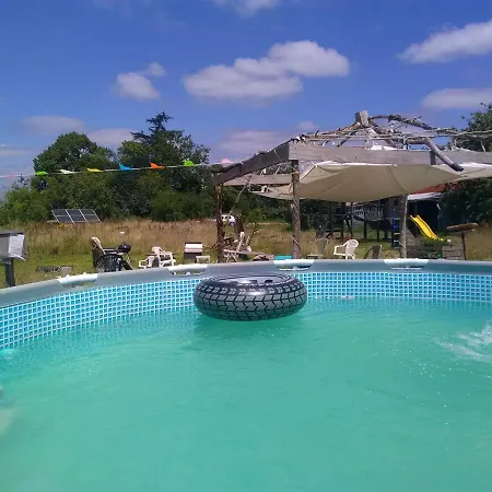 Tentes Bohemes Dans Un Ecolieu Avec Piscine Hors-sol