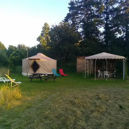 Tentes Bohemes Dans Un Ecolieu Avec Piscine Hors-sol Peault