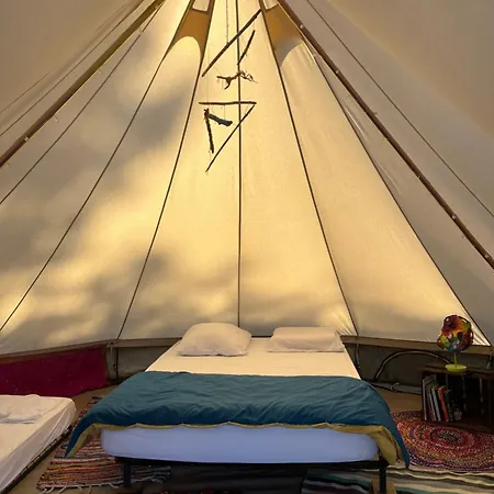 Tentes Bohemes Dans Un Ecolieu Avec Piscine Hors-sol Peault