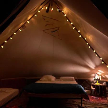 Tentes Bohemes Dans Un Ecolieu Avec Piscine Hors-sol