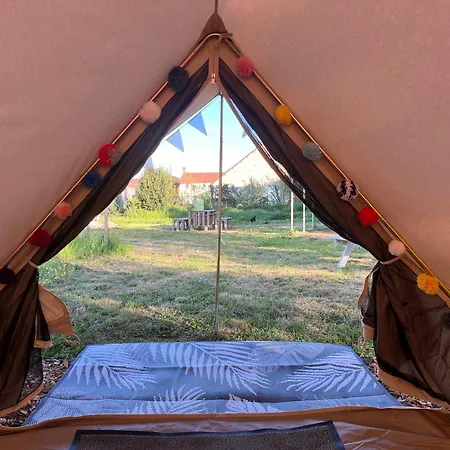 Tentes Bohemes Dans Un Ecolieu Avec Piscine Hors-sol Luxury tent
