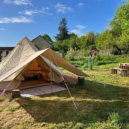 Tentes Bohemes Dans Un Ecolieu Avec Piscine Hors-sol