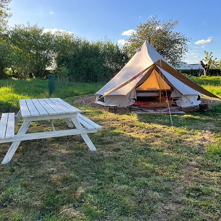 Tentes Bohemes Dans Un Ecolieu Avec Piscine Hors-sol *
