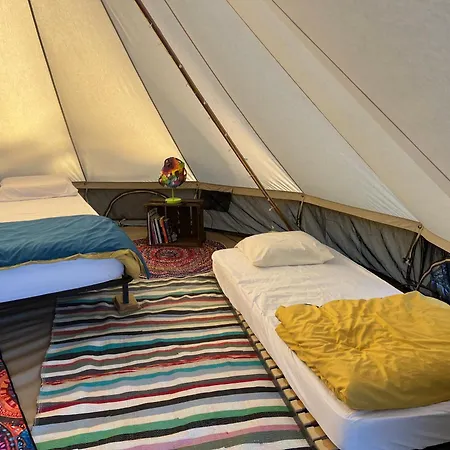 Tentes Bohemes Dans Un Ecolieu Avec Piscine Hors-sol