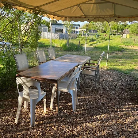 Tentes Bohemes Dans Un Ecolieu Avec Piscine Hors-sol