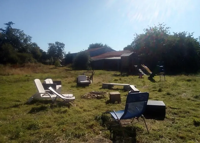 Tentes Bohemes Dans Un Ecolieu Avec Piscine Hors-sol Οργανωμένο κάμπινγκ
