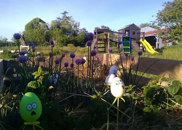 Tentes Bohemes Dans Un Ecolieu Avec Piscine Hors-sol