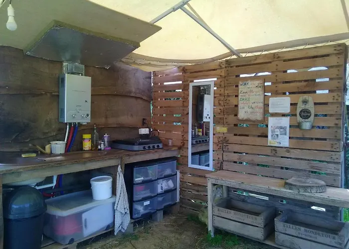 Tentes Bohemes Dans Un Ecolieu Avec Piscine Hors-sol