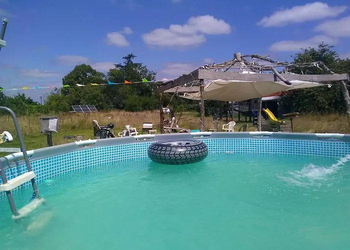Tentes Bohemes Dans Un Ecolieu Avec Piscine Hors-sol