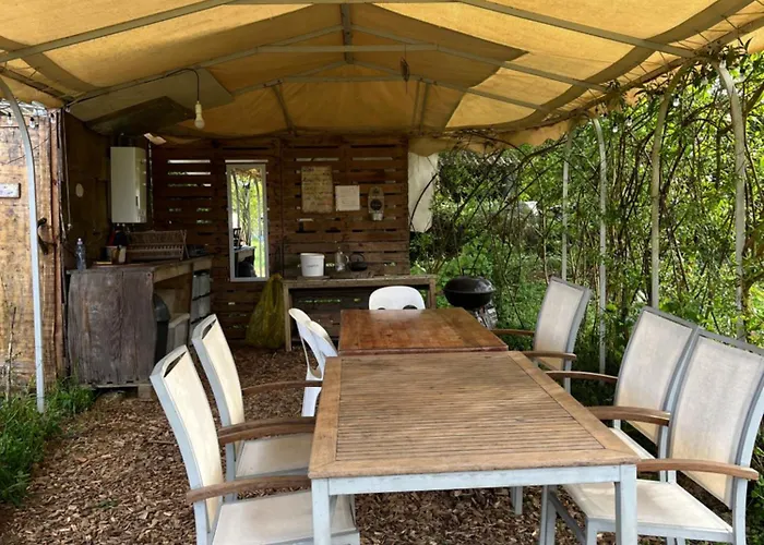 Tentes Bohemes Dans Un Ecolieu Avec Piscine Hors-sol *