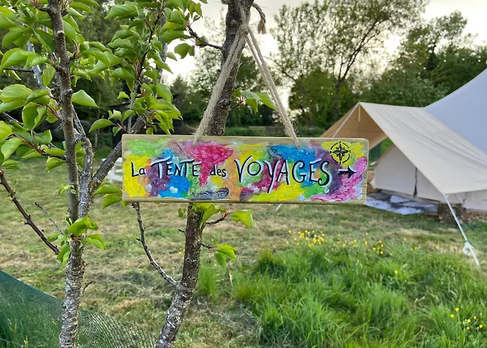 Tentes Bohemes Dans Un Ecolieu Avec Piscine Hors-sol