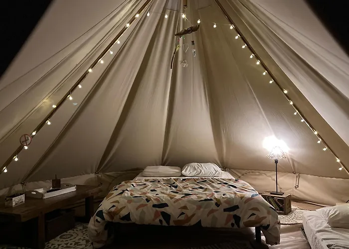 Tentes Bohemes Dans Un Ecolieu Avec Piscine Hors-sol Роскошный шатер *