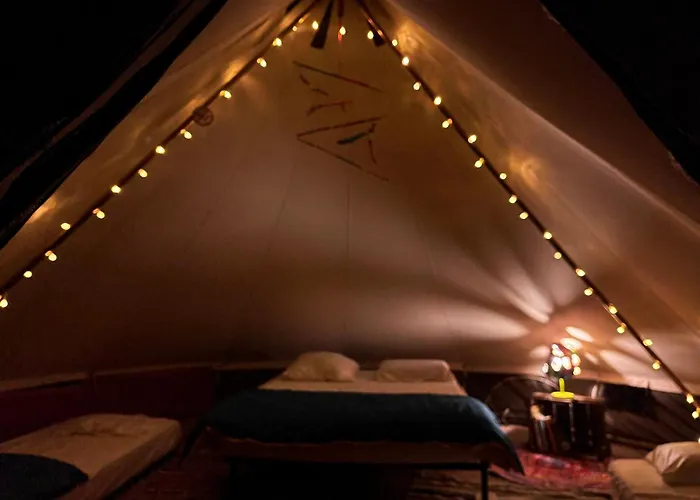 Tentes Bohemes Dans Un Ecolieu Avec Piscine Hors-sol