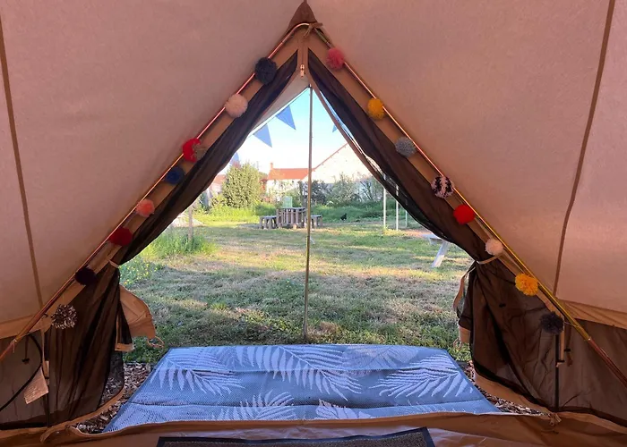 Tentes Bohemes Dans Un Ecolieu Avec Piscine Hors-sol Роскошный шатер