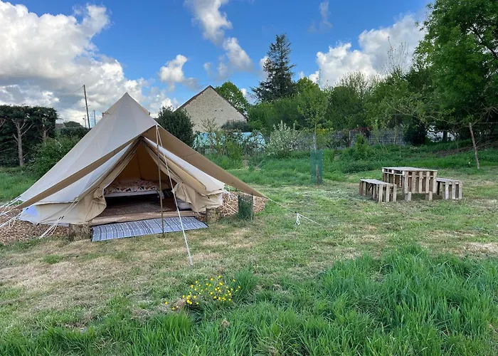 Роскошный шатер Tentes Bohemes Dans Un Ecolieu Avec Piscine Hors-sol Peault