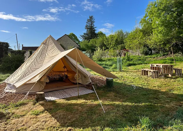 Tentes Bohemes Dans Un Ecolieu Avec Piscine Hors-sol