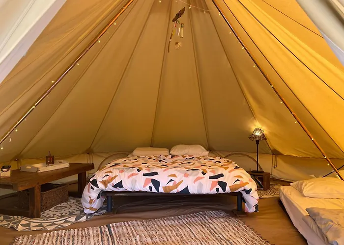 Роскошный шатер Tentes Bohemes Dans Un Ecolieu Avec Piscine Hors-sol Peault