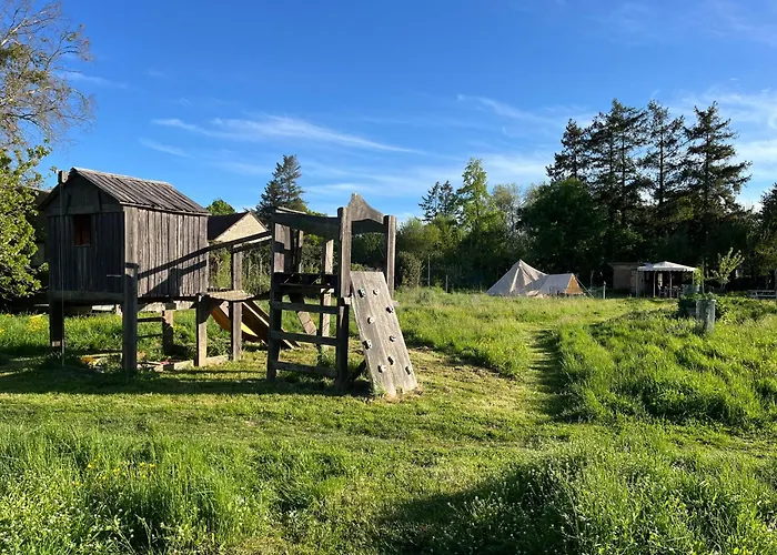 Tentes Bohemes Dans Un Ecolieu Avec Piscine Hors-sol