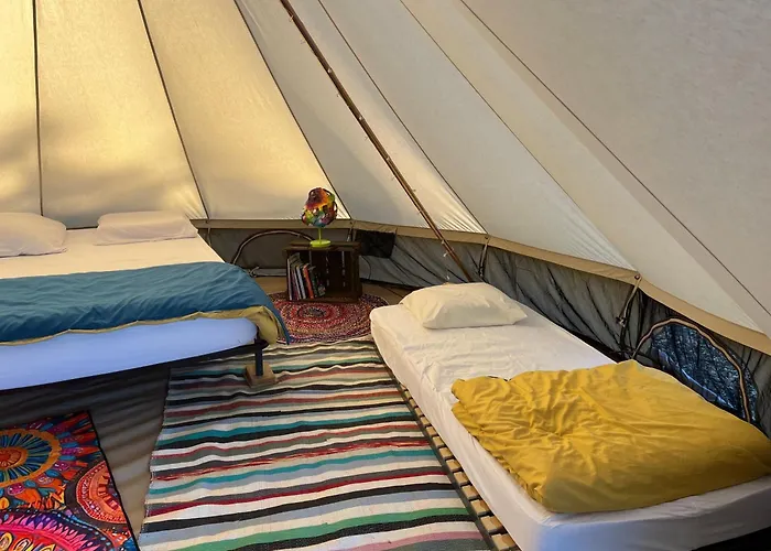 Tentes Bohemes Dans Un Ecolieu Avec Piscine Hors-sol