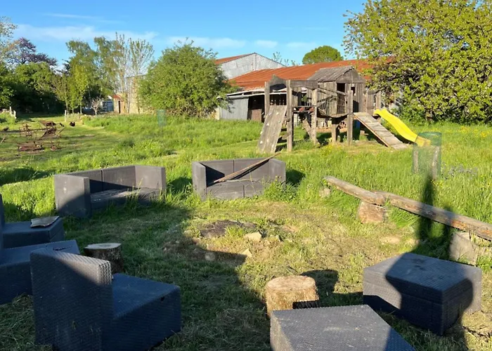 Роскошный шатер Tentes Bohemes Dans Un Ecolieu Avec Piscine Hors-sol Peault