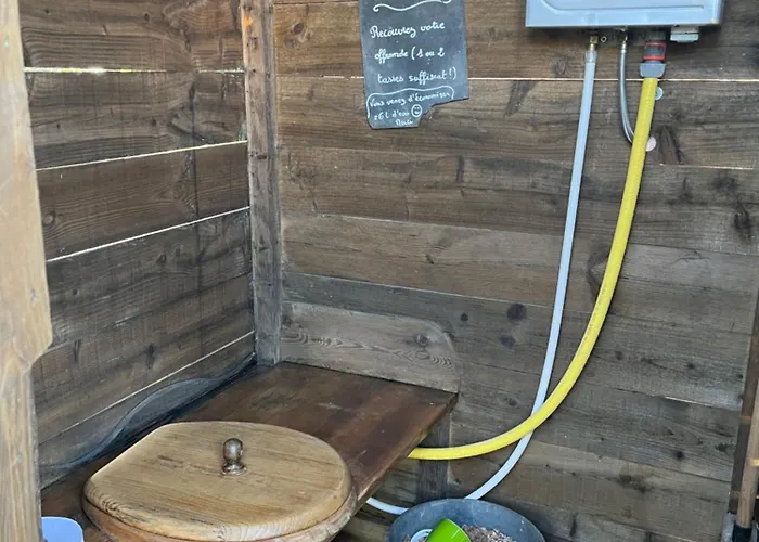 Tentes Bohemes Dans Un Ecolieu Avec Piscine Hors-sol Peault