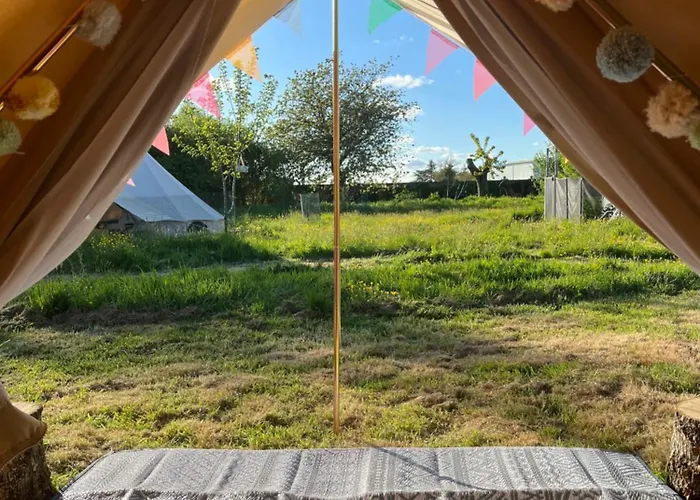 Роскошный шатер Tentes Bohemes Dans Un Ecolieu Avec Piscine Hors-sol Peault