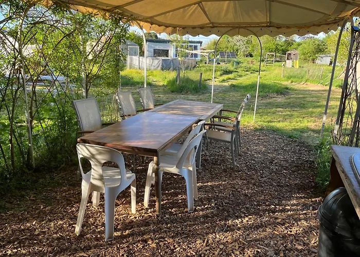 Tentes Bohemes Dans Un Ecolieu Avec Piscine Hors-sol