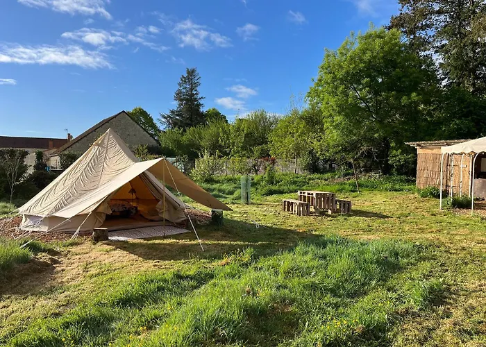 Tentes Bohemes Dans Un Ecolieu Avec Piscine Hors-sol *